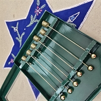 gyldne-balancestager-kugle-forneden-retro-juletræspynt